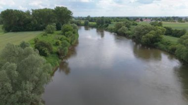 Polonya 'daki nehrin havadan görünüşü. Doğa su manzarası, yavaş çekim .