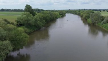 Polonya 'daki nehrin havadan görünüşü. Doğa su manzarası, yavaş çekim .