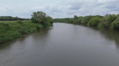 Polonya 'daki nehrin havadan görünüşü. Doğa su manzarası, yavaş çekim .