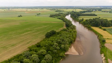 Polonya 'da yaz mevsiminde Avrupa' da nehir manzarası. Nehir aracı manzarasının güzel doğal manzarası.