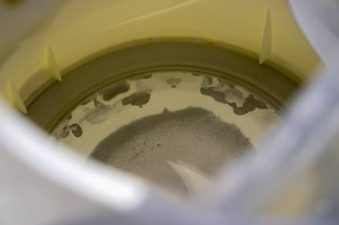 Sert su bölgesindeki kireçtaşlı elektrikli su ısıtıcısını kapatın. Üst Manzara. Sert su kavramı