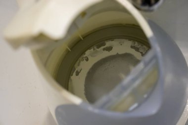 Sert su bölgesindeki kireçtaşlı elektrikli su ısıtıcısını kapatın. Üst Manzara. Sert su kavramı