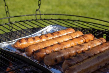 Sosisli sandviç mi yoksa ızgara sosisli sandviç mi? Sosis ızgarasında barbekü hazırlığı