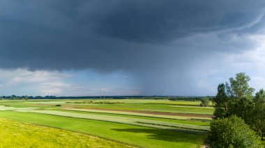 Fırtınadan önce yağmur bulutları olan karanlık gökyüzü manzarası. Gök gürültülü fırtına