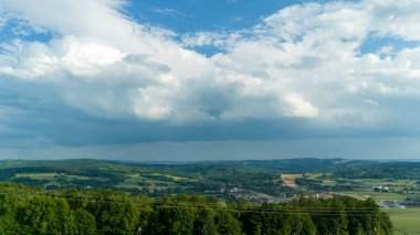 Hava manzaralı tarlalar köyler resim yeşili