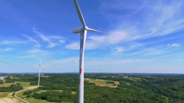 Yel değirmeni türbinlerinin hava görüntüsü yeşil enerji elektriği üretiyor. Yeşil enerji üreten rüzgar çiftliği