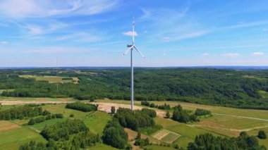 Yel değirmeni türbinlerinin hava görüntüsü yeşil enerji elektriği üretiyor. Yeşil enerji üreten rüzgar çiftliği
