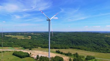 Yel değirmeni türbinlerinin hava görüntüsü yeşil enerji elektriği üretiyor. Yeşil enerji üreten rüzgar çiftliği