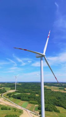 Yel değirmeni türbinlerinin hava görüntüsü yeşil enerji elektriği üretiyor. Yeşil enerji üreten rüzgar çiftliği
