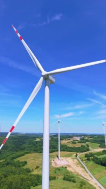 Yel değirmeni türbinlerinin hava görüntüsü yeşil enerji elektriği üretiyor. Yeşil enerji üreten rüzgar çiftliği