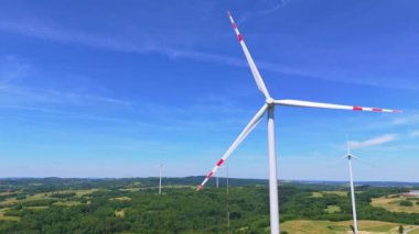 Yel değirmeni türbinlerinin hava görüntüsü yeşil enerji elektriği üretiyor. Yeşil enerji üreten rüzgar çiftliği