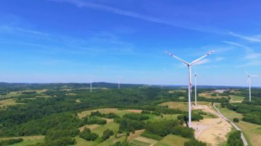 Yel değirmeni türbinlerinin hava görüntüsü yeşil enerji elektriği üretiyor. Yeşil enerji üreten rüzgar çiftliği
