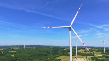 Yel değirmeni türbinlerinin hava görüntüsü yeşil enerji elektriği üretiyor. Yeşil enerji üreten rüzgar çiftliği