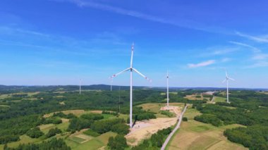 Yel değirmeni türbinlerinin hava görüntüsü yeşil enerji elektriği üretiyor. Yeşil enerji üreten rüzgar çiftliği