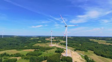 Yel değirmeni türbinlerinin hava görüntüsü yeşil enerji elektriği üretiyor. Yeşil enerji üreten rüzgar çiftliği