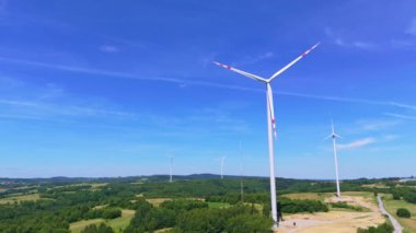 Yel değirmeni türbinlerinin hava görüntüsü yeşil enerji elektriği üretiyor. Yeşil enerji üreten rüzgar çiftliği