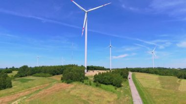 Yel değirmeni türbinlerinin hava görüntüsü yeşil enerji elektriği üretiyor. Yeşil enerji üreten rüzgar çiftliği