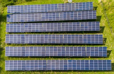 Güneşli bir günde güneş panellerinin güneş enerjisi görüntüsü. Modern fotovoltaik güneş pilleri. Yenilenebilir enerji kavramı