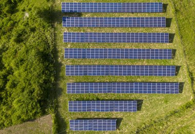 Güneşli bir günde güneş panellerinin güneş enerjisi görüntüsü. Modern fotovoltaik güneş pilleri. Yenilenebilir enerji kavramı