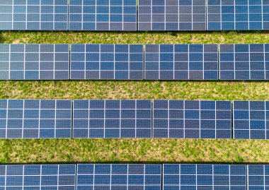 Güneşli bir günde güneş panellerinin güneş enerjisi görüntüsü. Modern fotovoltaik güneş pilleri. Yenilenebilir enerji kavramı