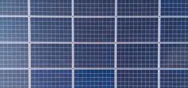 Güneşli bir günde güneş panellerinin güneş enerjisi görüntüsü. Modern fotovoltaik güneş pilleri. Yenilenebilir enerji kavramı