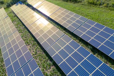 Güneşli bir günde güneş panellerinin güneş enerjisi görüntüsü. Modern fotovoltaik güneş pilleri. Yenilenebilir enerji kavramı