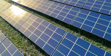 Güneşli bir günde güneş panellerinin güneş enerjisi görüntüsü. Modern fotovoltaik güneş pilleri. Yenilenebilir enerji kavramı