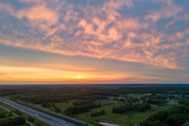 Gökyüzünde alevli günbatımı renkli bulutlar. Günbatımı gökyüzü arkaplanlı Bulut Havası