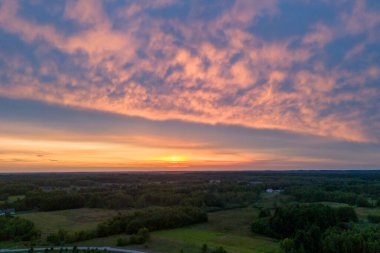 Gökyüzünde alevli günbatımı renkli bulutlar. Günbatımı gökyüzü arkaplanlı Bulut Havası