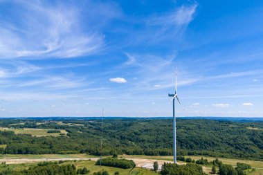 Yeşil elektrik. Rüzgar çiftliği ya da rüzgar parkının jenerasyon için yüksek rüzgar türbinleri olan görüntüsü.
