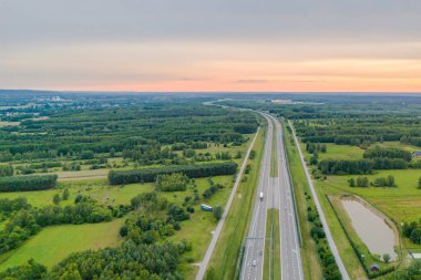 Avrupa otoyolu ile günbatımı manzarası. Çok şeritli bir kavşağın hava günbatımı görüntüsü