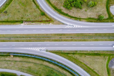 Polonya otoyolunun insansız hava aracı fotoğrafı. İHA yol görüntüsü