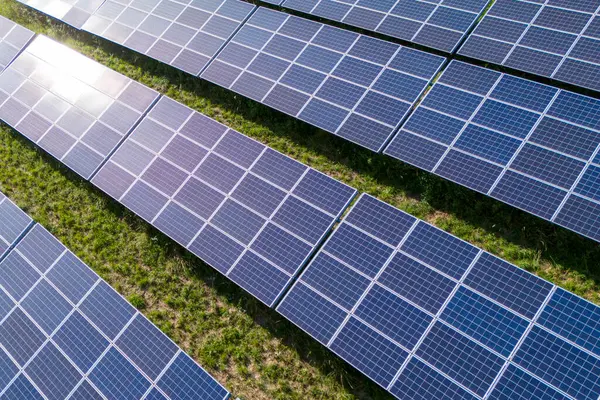 Güneşli bir günde güneş panellerinin güneş enerjisi görüntüsü. Modern fotovoltaik güneş pilleri. Yenilenebilir enerji kavramı
