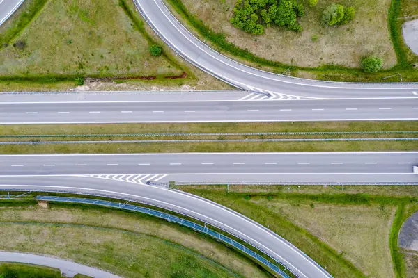 Polonya otoyolunun insansız hava aracı fotoğrafı. İHA yol görüntüsü