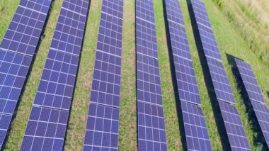 Güneş panelleri çiftliğinin (güneş pili) 4K Aerial görüntüsü. Temiz ekolojik elektrik. Yenilenebilir enerji konsepti üretimi. Gökyüzünden fotovoltaik paneller çiftliği