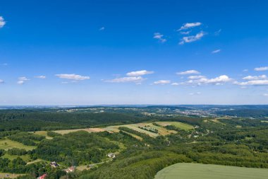 Yazın yeşil tarlaların ve çayırların en iyi hava manzarası. Soyut manzara