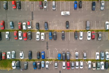 Alışveriş merkezinin otoparkındaki İHA 'dan aşağı doğru birçok araba. Meşgul bir şirket otoparkının hava aracı görüntüsü