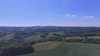 Tarım alanlarının havadan görünüşü. Drone perspektifi, kırsal