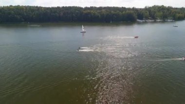 4K panoramik hava manzaralı video İHA 'dan Mikolajki' ye - Masurian bölgesinin başkenti. Mikolajki, Polonya, Avrupa, Tatil beldesi