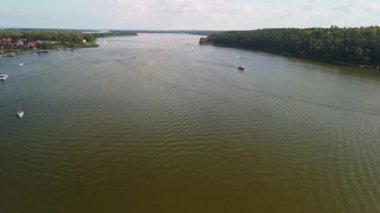 4K panoramik hava manzaralı video İHA 'dan Mikolajki' ye - Masurian bölgesinin başkenti. Mikolajki, Polonya, Avrupa, Tatil beldesi