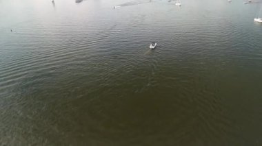 Mikolajki, Polonya - 9 Ağustos 2024: 4K panoramik hava manzaralı video İHA 'dan Mikolajki' ye - Masurian bölgesinin başkenti. Mikolajki, Polonya, Avrupa, Tatil beldesi