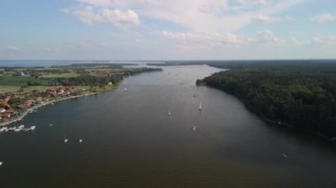 4K panoramik hava manzaralı video İHA 'dan Mikolajki' ye - Masurian bölgesinin başkenti. Mikolajki, Polonya, Avrupa, Tatil beldesi