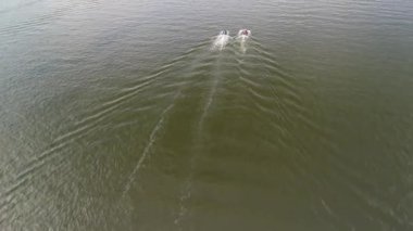 Gölde iki jet ski geziyor. Hafta sonu aktivitesi. Deniz ya da göl kenarında tatiller ve sudaki aktif zaman