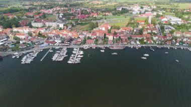 4K panoramik hava manzaralı video İHA 'dan Mikolajki' ye - Masurian bölgesinin başkenti. Mikolajki, Polonya, Avrupa, Tatil beldesi