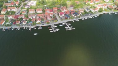 4K panoramik hava manzaralı video İHA 'dan Mikolajki' ye - Masurian bölgesinin başkenti. Mikolajki, Polonya, Avrupa, Tatil beldesi