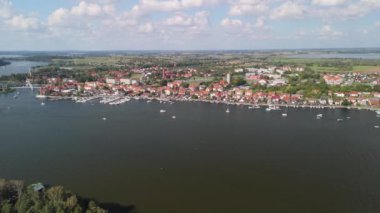4K panoramik hava manzaralı video İHA 'dan Mikolajki' ye - Masurian bölgesinin başkenti. Mikolajki, Polonya, Avrupa, Tatil beldesi