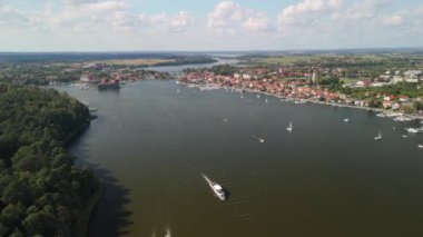 4K panoramik hava manzaralı video İHA 'dan Mikolajki' ye - Masurian bölgesinin başkenti. Mikolajki, Polonya, Avrupa, Tatil beldesi