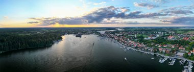 Mikolajki 'ye panoramik hava aracı fotoğrafı - Masurian bölgesinin başkenti. Mikolajskie Gölü.