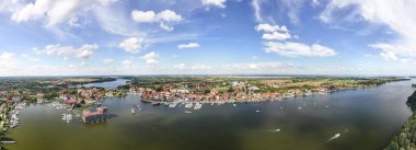 Mikolajki 'ye panoramik hava aracı fotoğrafı - Masurian bölgesinin başkenti. Mikolajskie Gölü.
