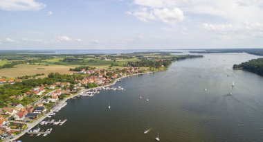 Mikolajki 'ye panoramik hava aracı fotoğrafı - Masurian bölgesinin başkenti. Mikolajskie Gölü.